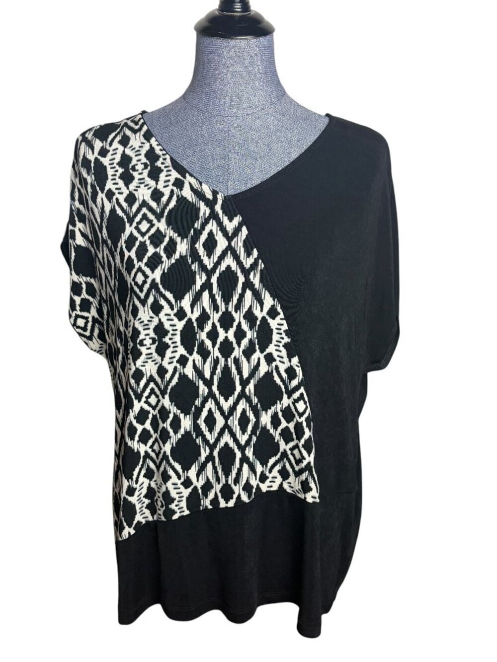 Chico's Travelers Size 2 Blouse Top Black White Slinky Stretchy Abstract Print L